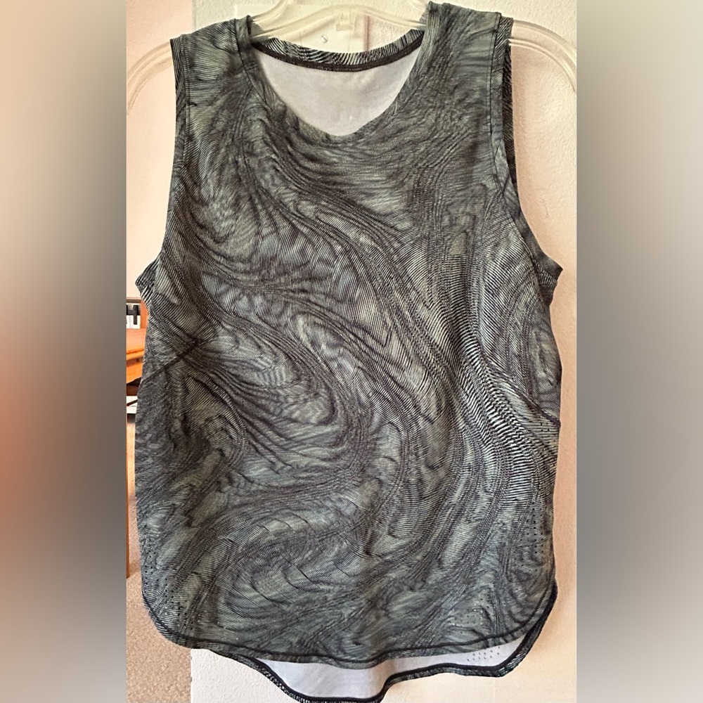 Lululemon High Neck Split Hem Run Tank - size 6

Dimensional Icing Blue Multi